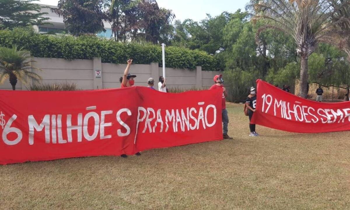 Protesto na mansão de Flávio 