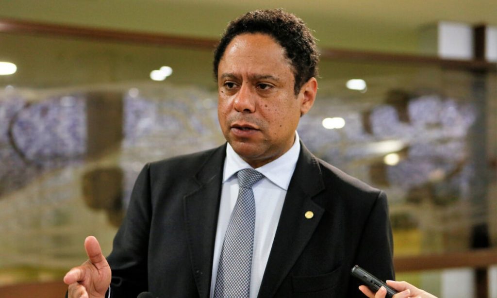 Bolsonaro não tem força para alcançar seus desejos autoritários, avalia Orlando Silva