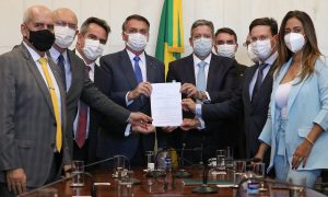 Auxílio Brasil não é prioridade em discursos bolsonaristas no Congresso, diz estudo