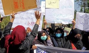 Universitárias afegãs terão que usar niqab e não poderão ter aulas com homens, decreta Taleban