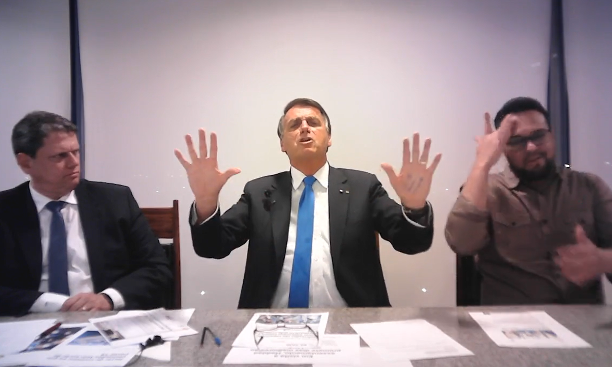 Em live, Bolsonaro mente ao dizer que vacina não é recomendável para quem já teve Covid