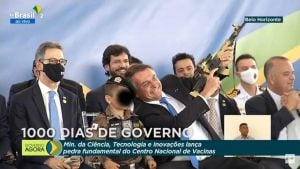 Pediatras repudiam foto de Bolsonaro com criança e réplica de fuzil: ‘Está em jogo a integridade emocional’