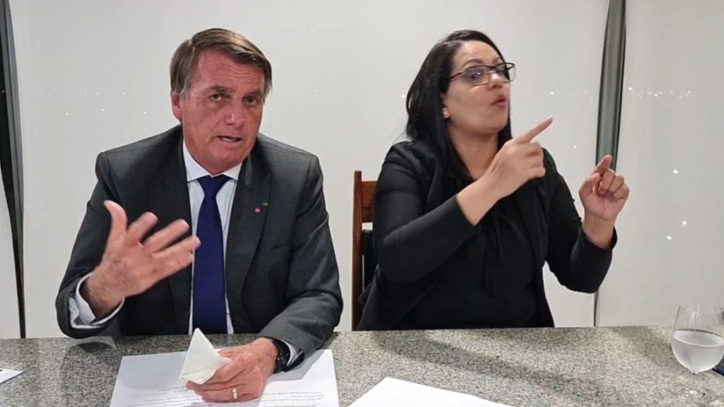 Horas depois de dizer que respeita Poderes, Bolsonaro volta a atacar Barroso