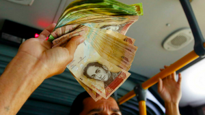 Venezuelanos se preparam para a entrada em vigor do bolívar digital, a moeda com menos seis zeros