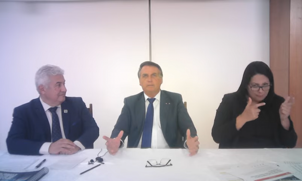 ‘Não consigo dormir sem uma arma do lado da cama’, diz Bolsonaro