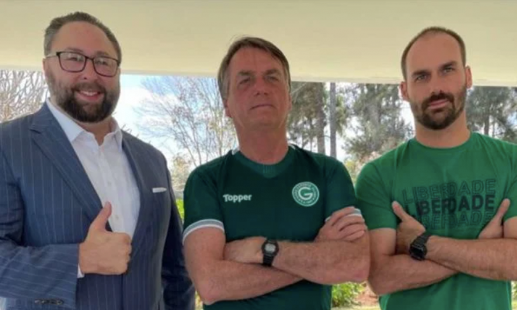 Ex-assessor de Trump recorreu a Eduardo Bolsonaro ao ser abordado pela PF
