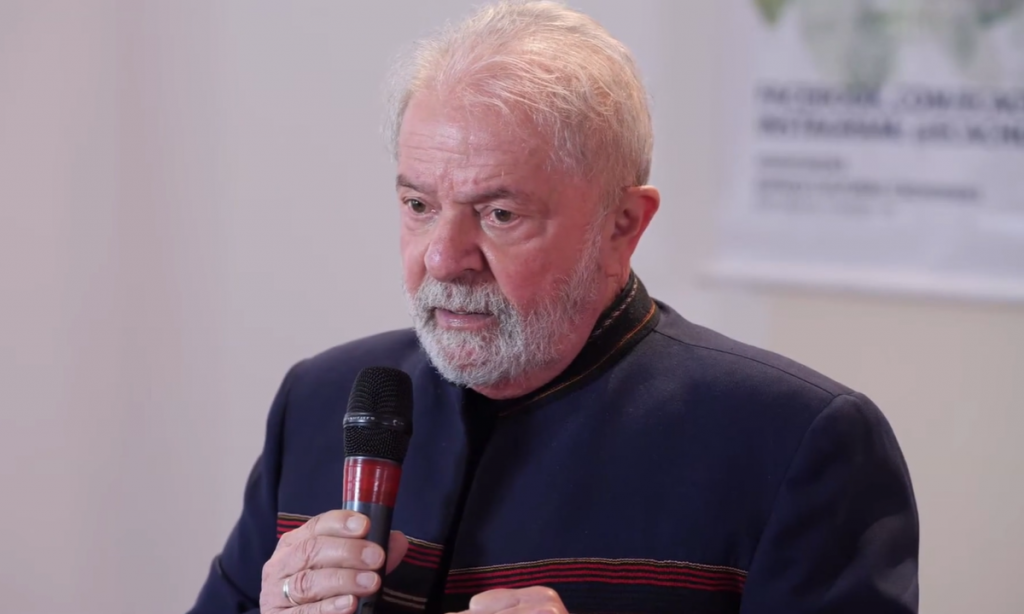 Lula pede a jovens ‘revolução comportamental’ em 2022: ‘Tem que tirar o título para votar’