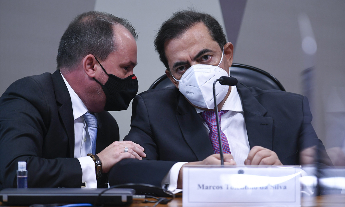 O advogado Luciano Duarte Peres orienta o depoente Marcos Tolentino na CPI da Covid. Foto: Edilson Rodrigues/Agência Senado 