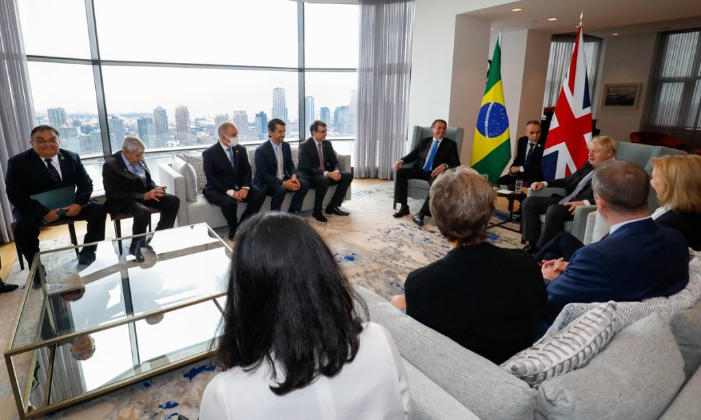 ‘Põe o pau na mesa’, diz general Ramos a Queiroga sobre encontro com Boris Johnson