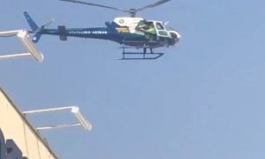 Helicóptero sobrevoa escola com bandeira do Brasil após professora ser suspensa por criticar Bolsonaro em MT