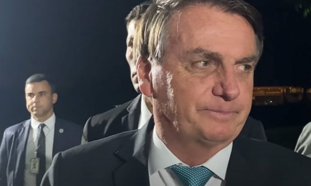 Bolsonaro tenta se eximir de responsabilidade e culpa o PT pela alta nos combustíveis