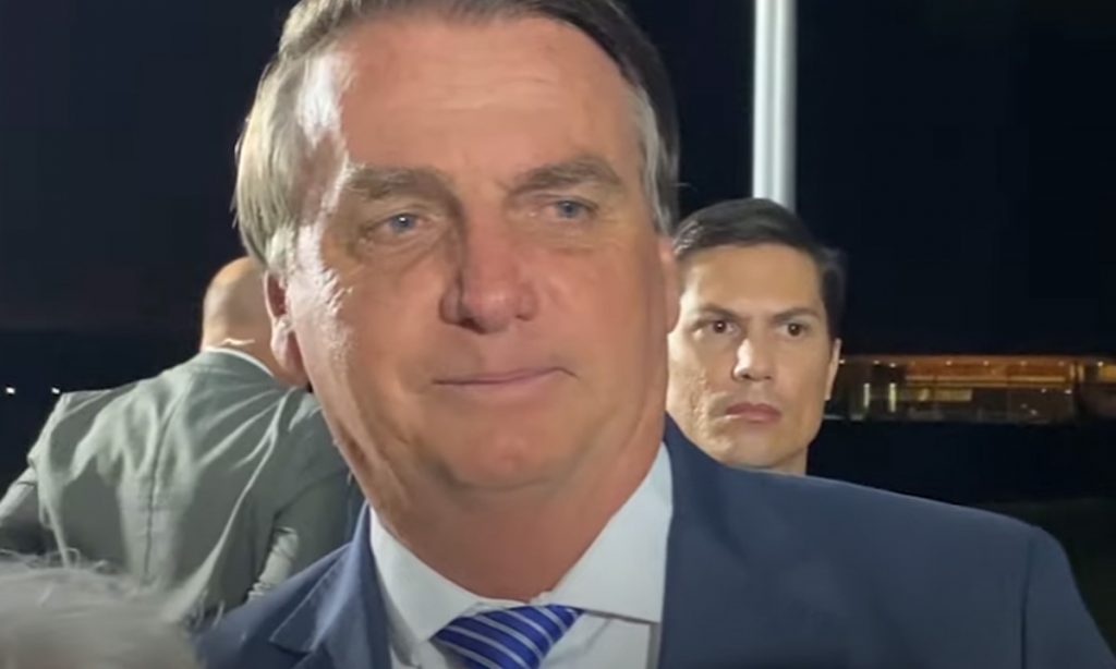 Bolsonaro culpa distanciamento social pela inflação, ironiza Covid e diz que herdou ‘casa desarrumada’