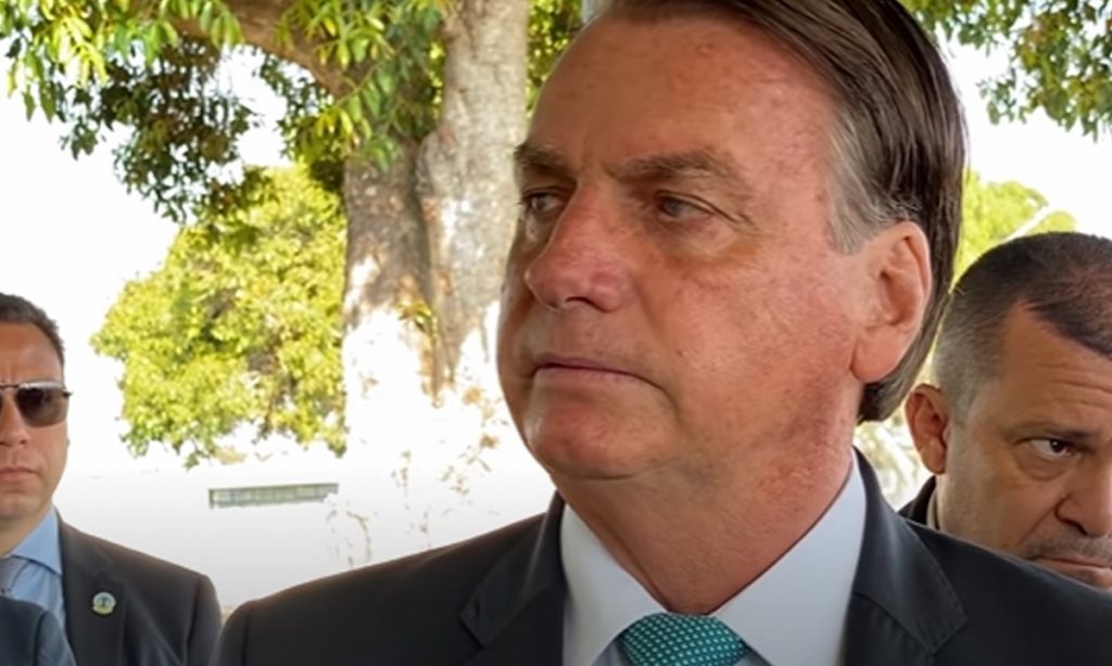 'Quando alguém invadir sua casa, dá tiro de feijão', ironiza Bolsonaro