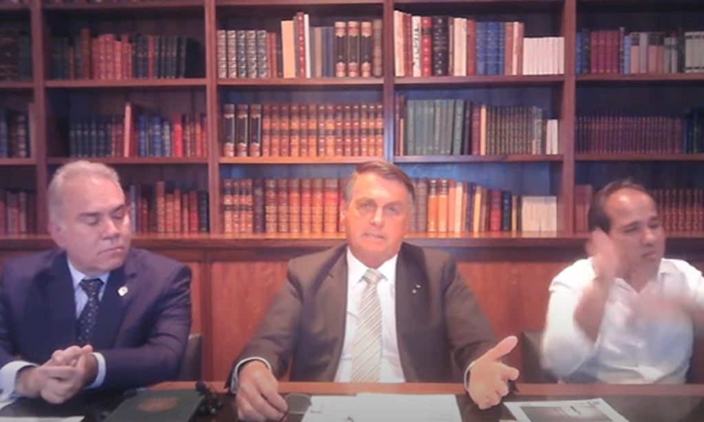 Em live, Bolsonaro faz discurso negacionista e mente sobre a Coronavac