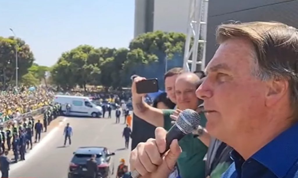 Bolsonaro volta a ameaçar o STF: ‘Ou se enquadra, ou pode sofrer o que nós não queremos’