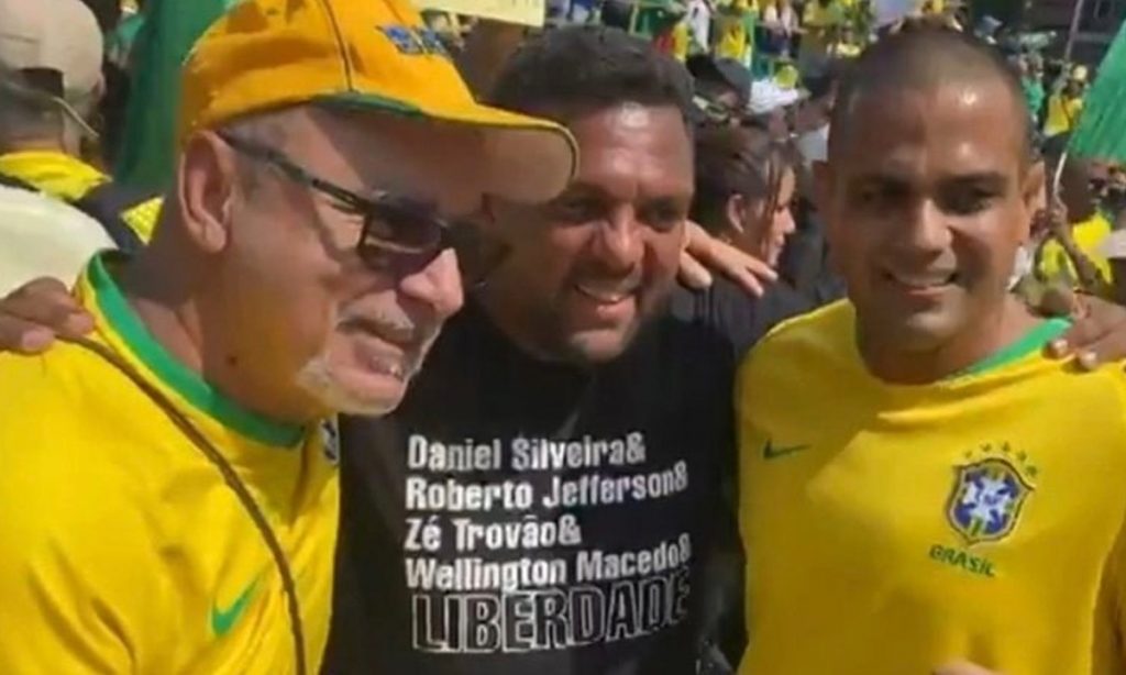 Rachadinha: bolsonaristas 'tietam' Fabrício Queiroz em ato no Rio de Janeiro