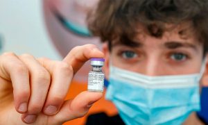 Ministério da Saúde volta a recomendar vacinação de adolescentes contra a Covid-19