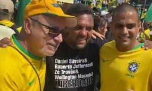 Rachadinha: bolsonaristas ‘tietam’ Fabrício Queiroz em ato no Rio de Janeiro
