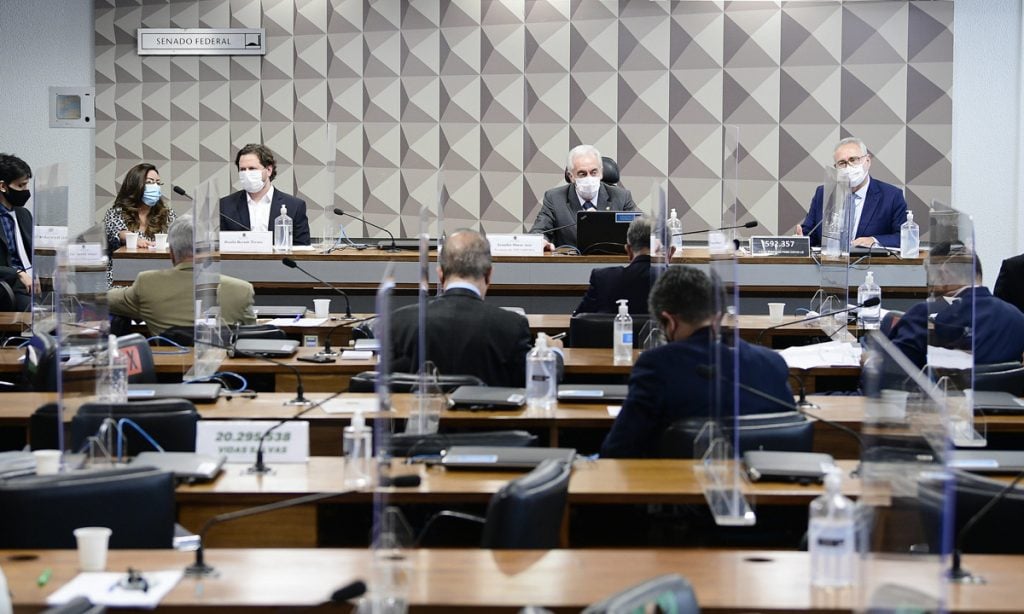 Senadores suspeitam de que diretor da Precisa viajou a Las Vegas com Flávio Bolsonaro e ministro