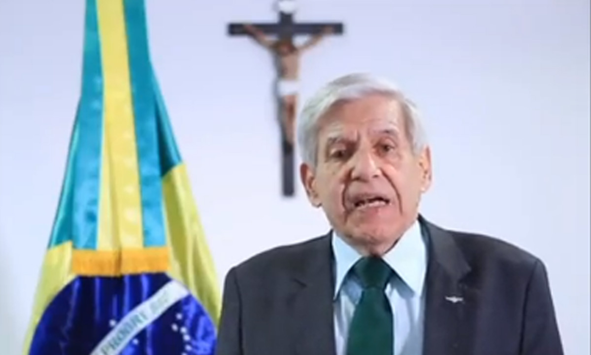 ‘Não desistam, o presidente tem formidável senso político’, diz Heleno em apelo a bolsonaristas