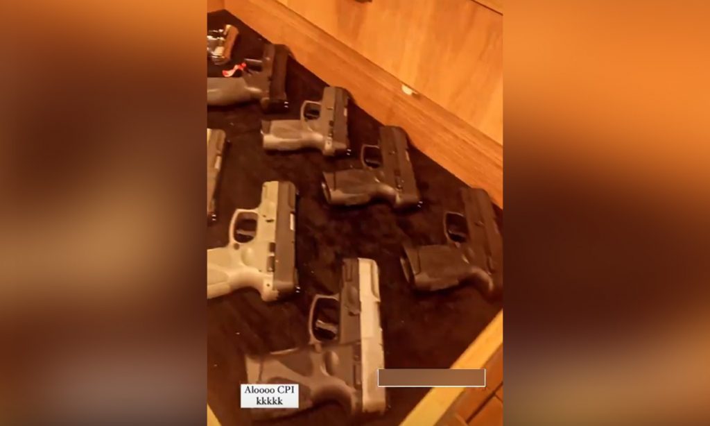 ‘Alô, CPI’, diz Renan Bolsonaro, o ‘Zero Quatro’, ao visitar loja de armas