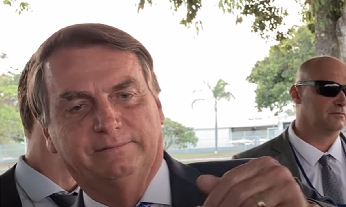 Com 30 minutos de trabalho na agenda, Bolsonaro passa uma hora no cercadinho para cobrar apoio após ‘recuo’