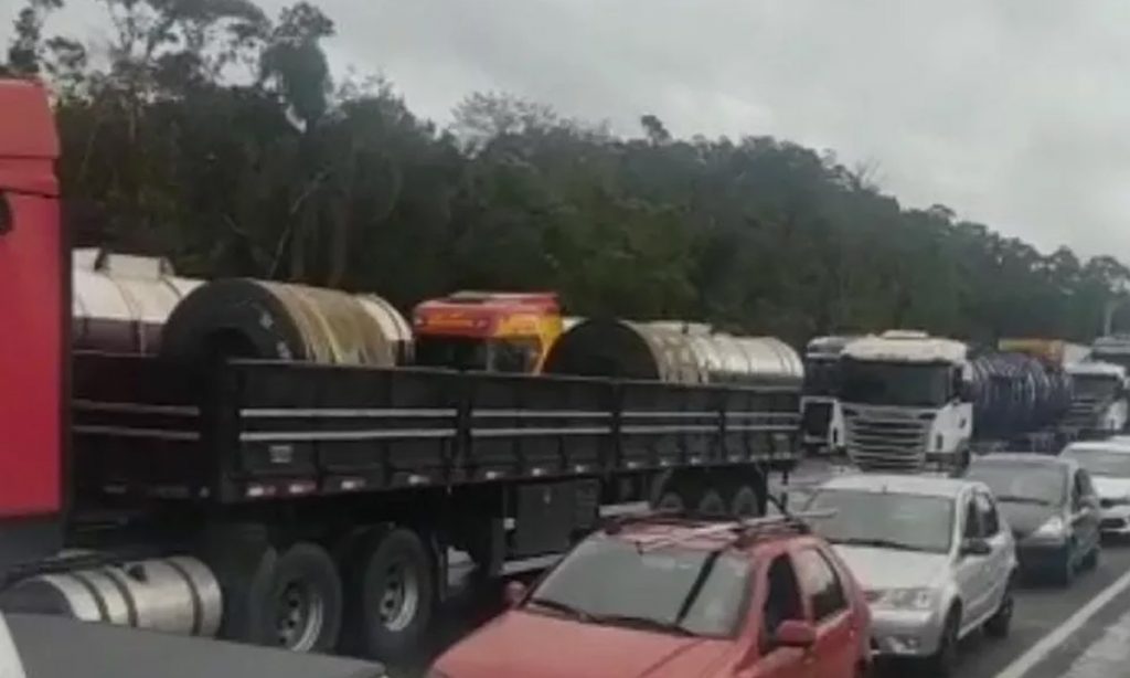 Chega a 14 o número de estados com protestos de caminhoneiros em rodovias federais