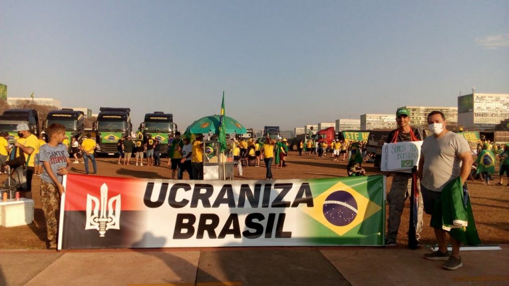 Sob influência paramilitar, grupo extremista pró-Bolsonaro segue acampado em Brasília