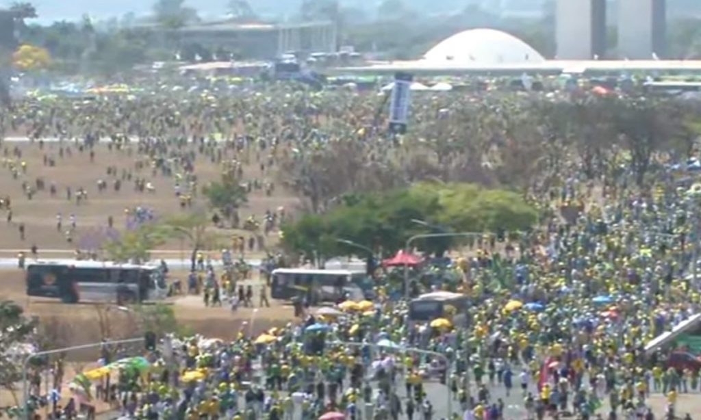 PM libera manifestantes sem revistá-los na Esplanada dos Ministérios