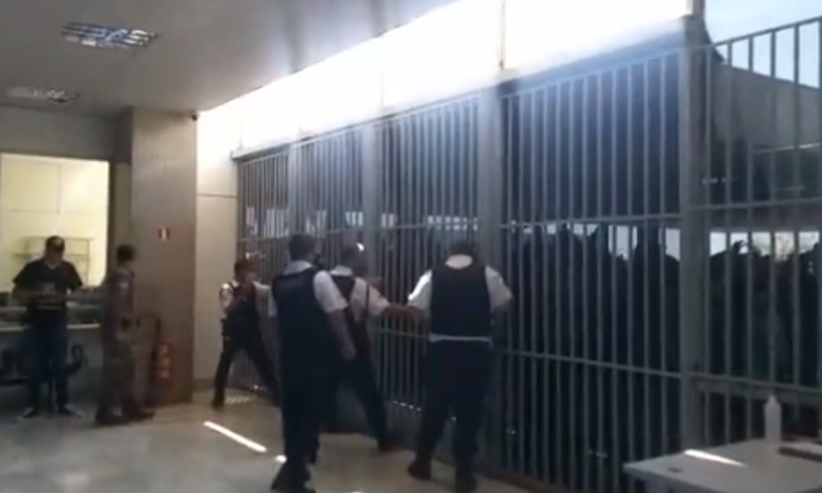 Manifestantes bolsonaristas tentam invadir Ministério da Saúde