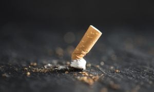 Sim, a indústria do cigarro ainda sufoca os cofres públicos. E não quer pagar por isso