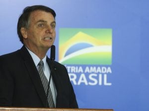 Bolsonaro sanciona fim da Lei de Segurança, mas veta artigo sobre distribuir fake news