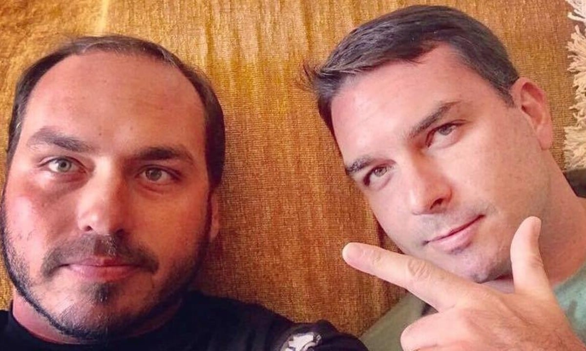 Assessores de Flávio e Carlos Bolsonaro trabalhavam também para o setor privado