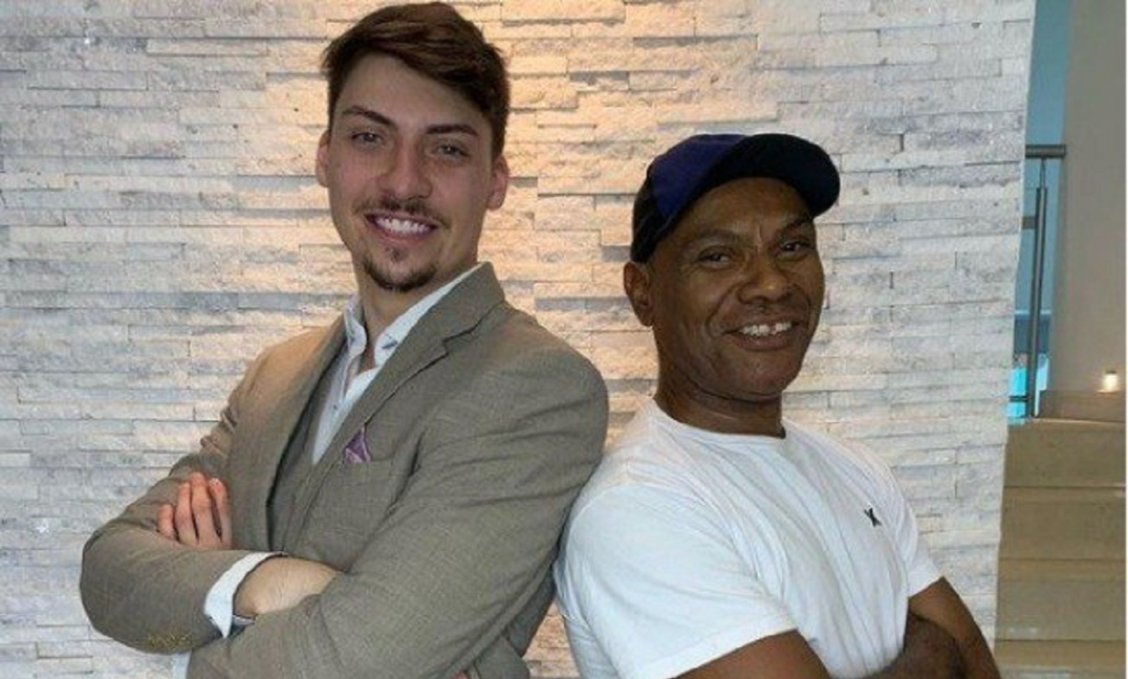 Há dois meses, Renan Bolsonaro homenageou ex-funcionário que hoje denuncia sua mãe