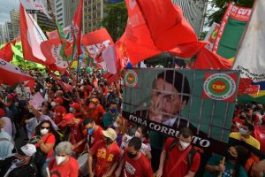 Manifestantes vão às ruas pelo Brasil em protestos contra Bolsonaro