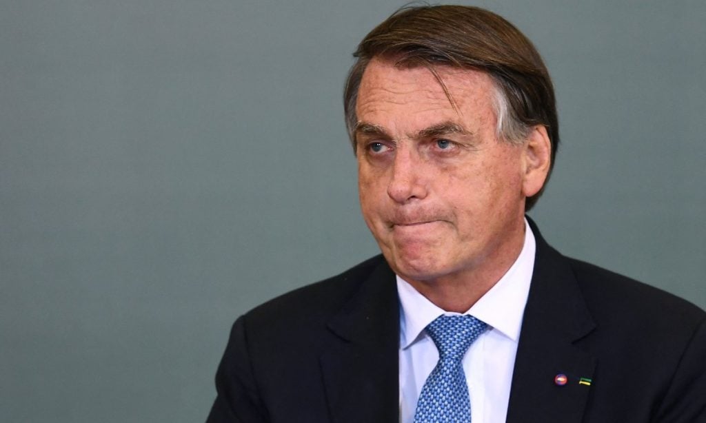 Facebook exclui live em que Bolsonaro associava vacina contra Covid a Aids