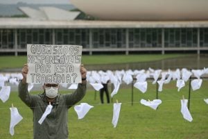 ONG estende lenços brancos diante do Congresso durante depoimentos na CPI