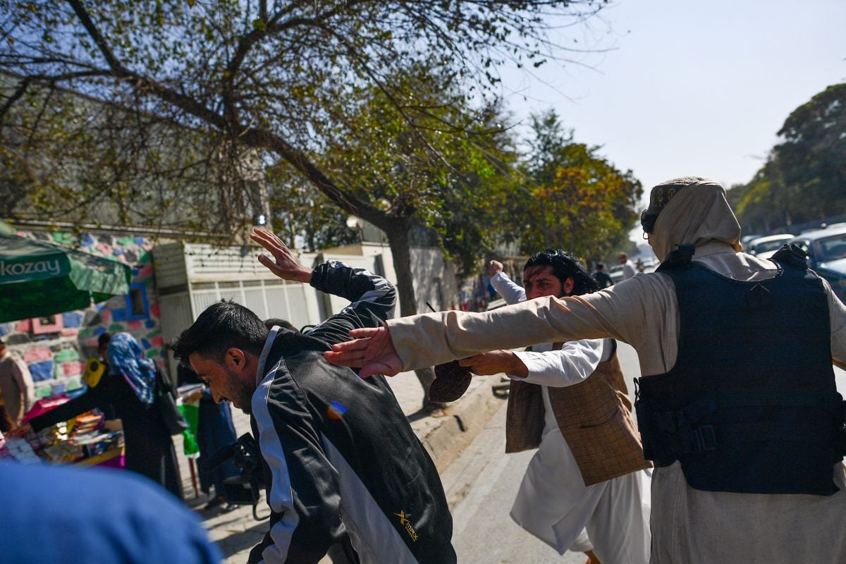 Talebans agridem jornalistas em Cabul durante manifestação pelo direito das mulheres.

Foto: BULENT KILIC/AFP 