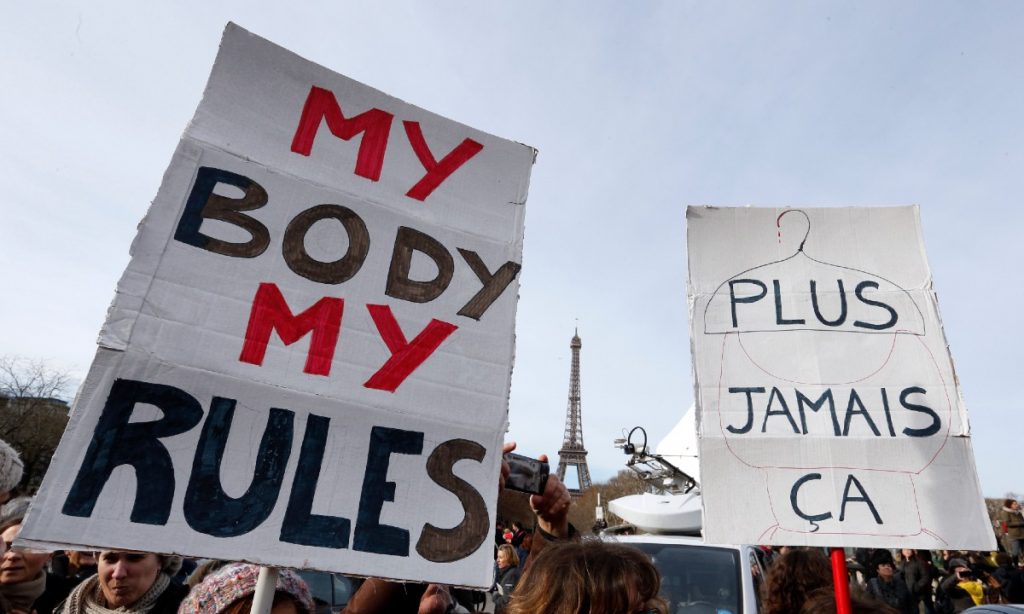 Juiz dos EUA bloqueia temporariamente lei que proíbe maioria dos abortos no Texas