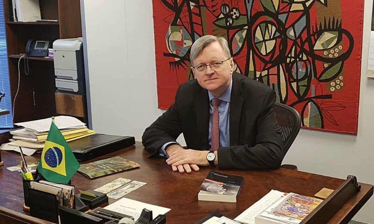 Embaixador do Brasil chama senador dos EUA que criticou Bolsonaro de mal informado