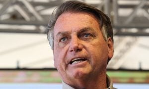 Sem vacina, Bolsonaro é impedido de assistir ao jogo do Santos em São Paulo