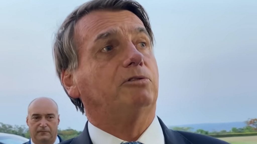 Bolsonaro diz que distribuição de absorventes foi aprovada ‘para desgastar o governo’