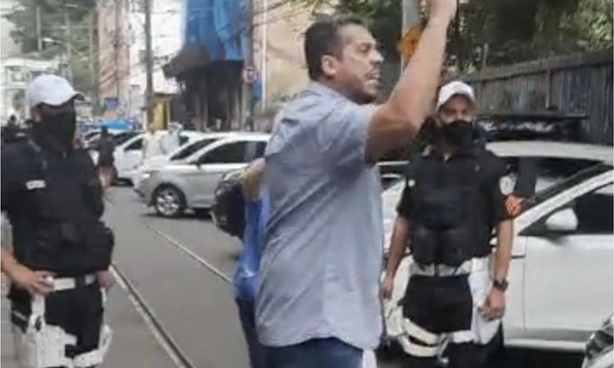 Deputado bolsonarista que quebrou placa de Marielle é xingado e expulso de evento