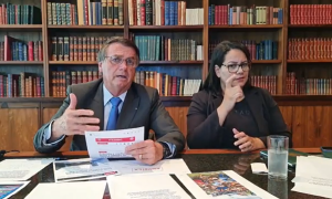 PF abre inquérito contra Bolsonaro para investigar associação da vacina à Aids
