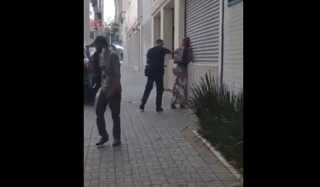 Mulher trans negra é agredida por agentes da GCM na Cracolândia