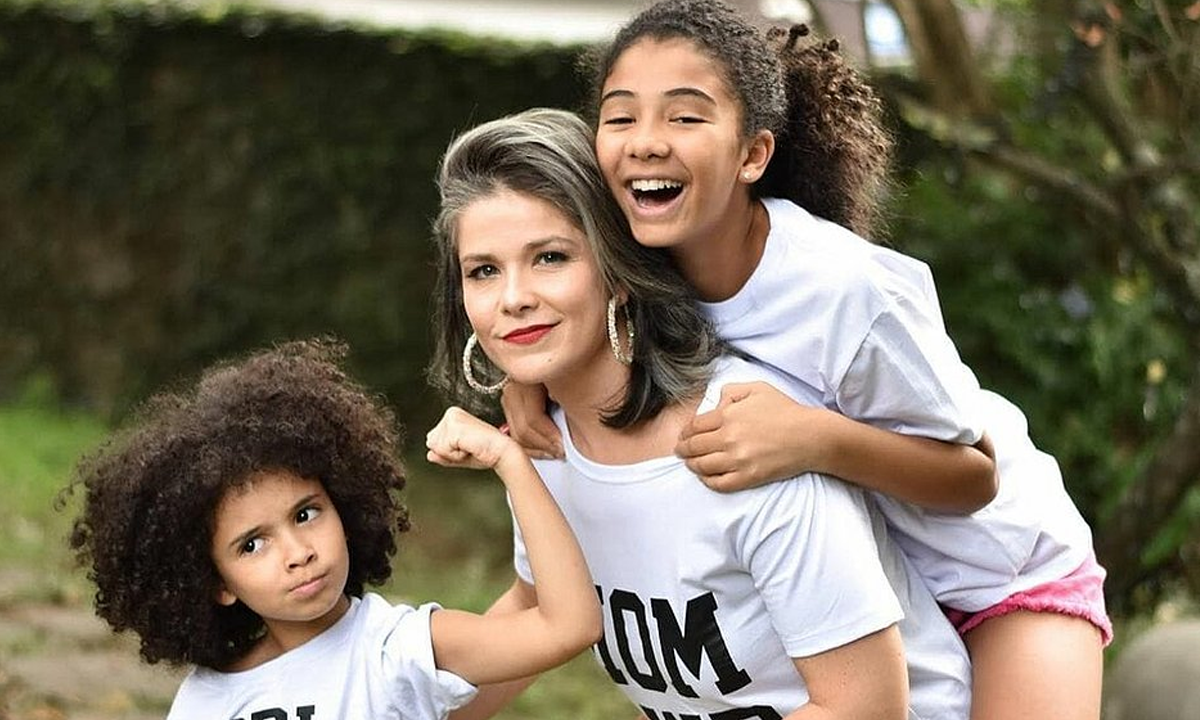 A atriz Samara Felippo e suas filhas. 