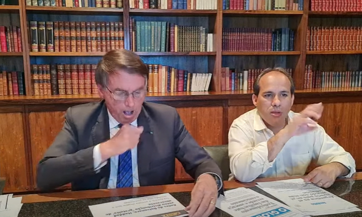 ‘Estou com uma gripe aí, está complicado para mim’, diz Bolsonaro, sem máscara, em live