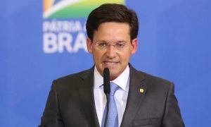 Ministro confirma que irmão de Bolsonaro agiu para destravar verba para município