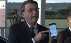 Sobre o Auxílio Brasil: “A prioridade é o preço do combustível”, afirma Bolsonaro