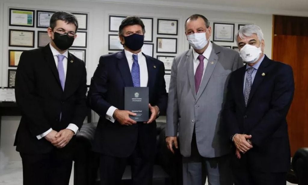 Senadores da CPI da Covid entregam relatório a Fux e aguardam ação de Aras